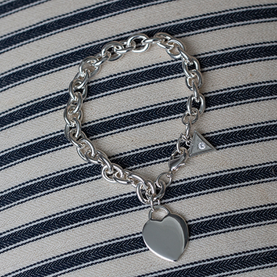 GUESS<sup>&reg;</sup> Classic Heart Charm Bracelet - This polished silver-tone finished bracelet is 8 inches in length and features the Guess<sup>&reg;</sup> "G" engraved logo heart charm with a lobster claw clasp.